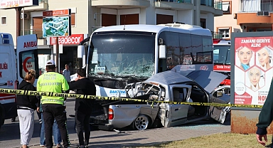 İzmir'de midibüs ile pikabın çarpıştığı kazada 1 kişi öldü, 6 kişi yaralandı