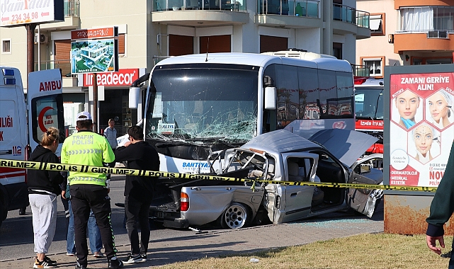 İzmir'de midibüs ile pikabın çarpıştığı kazada 1 kişi öldü, 6 kişi yaralandı