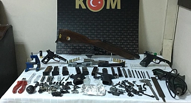 İzmir'de ruhsatsız silah tamir ve satışı yapan kişi gözaltına alındı