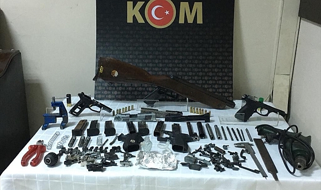 İzmir'de ruhsatsız silah tamir ve satışı yapan kişi gözaltına alındı