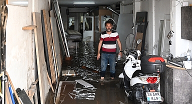 İzmir'de sağanak hayatı olumsuz etkiledi