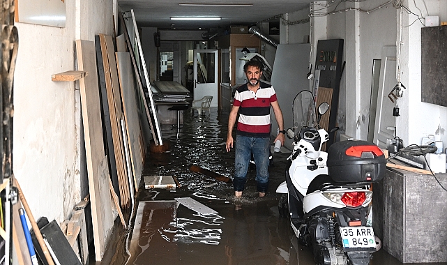 İzmir'de sağanak hayatı olumsuz etkiledi