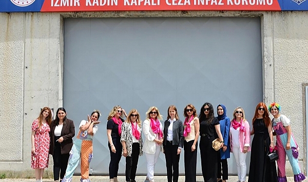 Karşıyakalı iş kadınları mahkûm kadınların Anneler Gününü kutladı