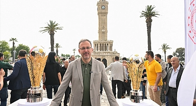 Kasapoğlu, İzmir'de sergilenen şampiyonluk kupalarını ziyaret etti: