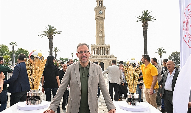 Kasapoğlu, İzmir'de sergilenen şampiyonluk kupalarını ziyaret etti: