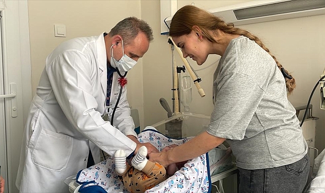 Soluk borusu dar olan Gürcü bebek, İzmir'deki ameliyatla rahat nefes aldı