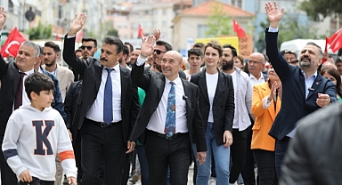 Soyer ve Aslanoğlu’na Dikili’de miting gibi karşılama