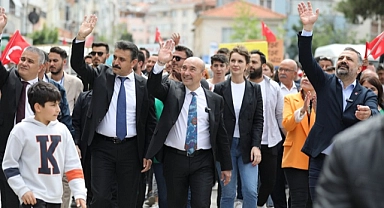 Soyer ve Aslanoğlu’na Dikili’de miting gibi karşılama