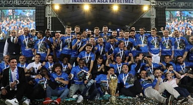 Süper Lig'e yükselen Çaykur Rizespor kupasını aldı