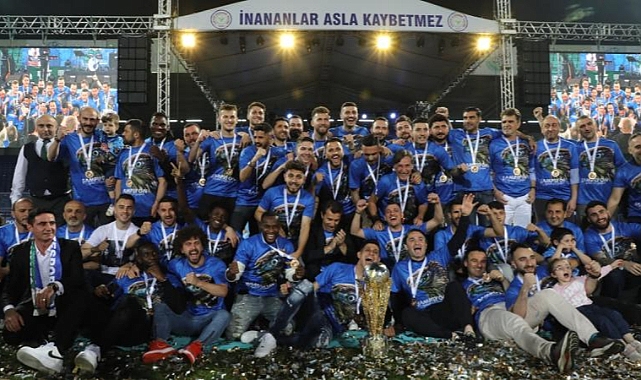 Süper Lig'e yükselen Çaykur Rizespor kupasını aldı