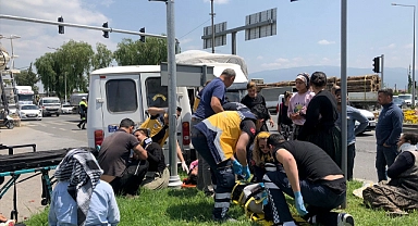 Tarım işçilerini taşıyan minibüs kaza yaptı 9 yaralı