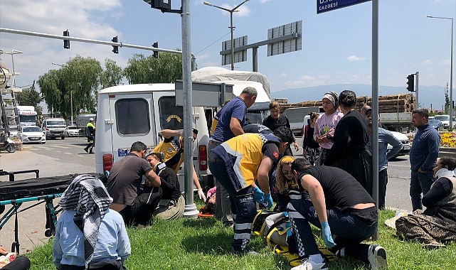 Tarım işçilerini taşıyan minibüs kaza yaptı 9 yaralı