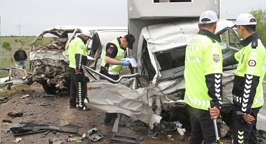 Tarım işçilerini taşıyan minibüsle kamyonet çarpıştı, 2 kişi öldü, 3 kişi yaralandı