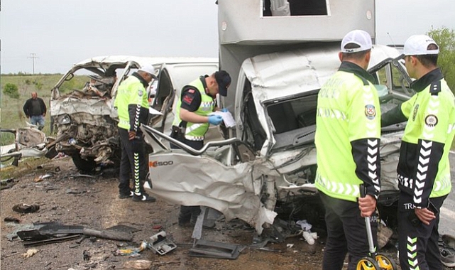 Tarım işçilerini taşıyan minibüsle kamyonet çarpıştı, 2 kişi öldü, 3 kişi yaralandı