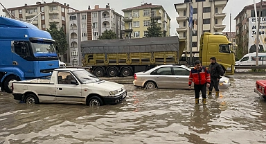 Uşak'ta dolu ve sağanak etkili oldu