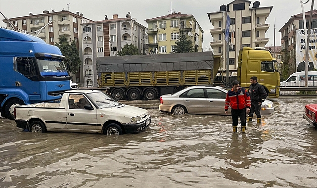 Uşak'ta dolu ve sağanak etkili oldu