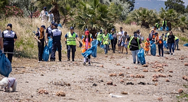 Başkan Soyer çocuklar ve gönüllülerle atık topladı