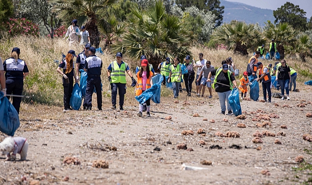 Başkan Soyer çocuklar ve gönüllülerle atık topladı