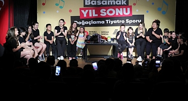 Bayraklılı tiyatrocular ayakta alkışlandı