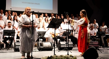 Bornovalı kadınlardan türkü ziyafeti