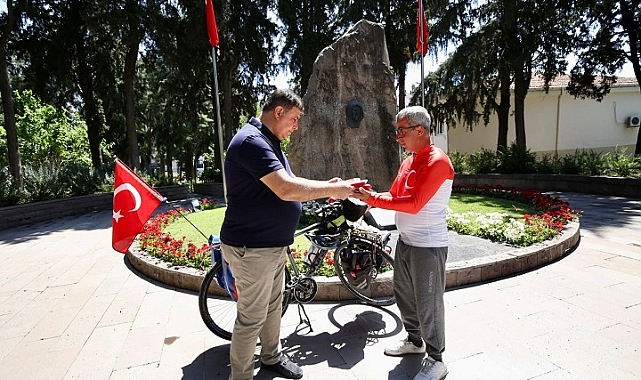 Cumhuriyetin 100. yılı anısına Sivas’tan Karşıyaka’ya pedalladı