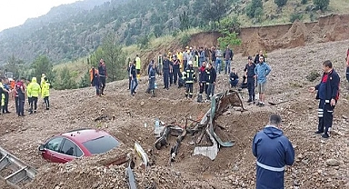 Denizli-Afyonkarahisar yolunda heyelan araçları yuttu