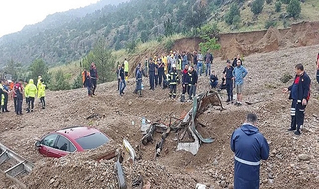 Denizli-Afyonkarahisar yolunda heyelan araçları yuttu