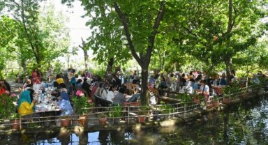 İzmir Karabağlar'da yılın yorgunluğunu attılar