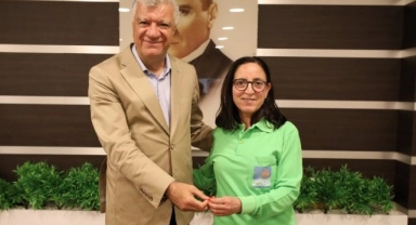 Narlıdere'de ayın personeli hediyesini aldı