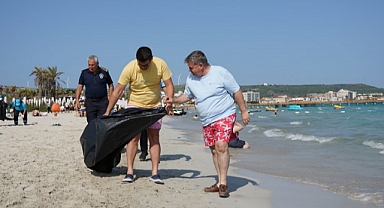 Başkan Oran Ilıca Plajı’nda çöp topladı