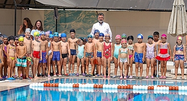 Bayraklı Belediyesinin yüzme havuzuna büyük ilgi