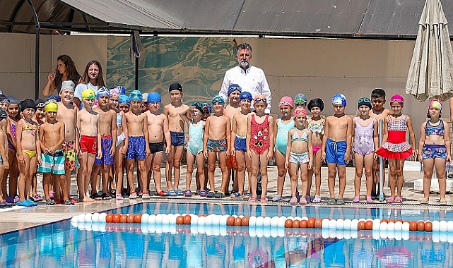 Bayraklı Belediyesinin yüzme havuzuna büyük ilgi