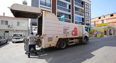 Bayraklı’nın sokaklarında yaz temizliği