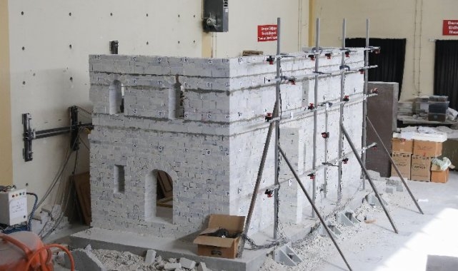 Dokuz Eylül'ün laboratuvarı riskli binaları tespit ediyor