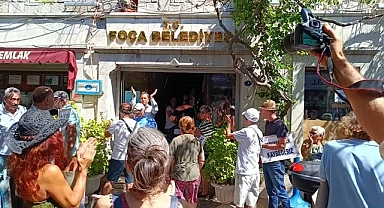 Foça Belediyesi önünde protesto