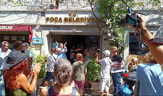 Foça Belediyesi önünde protesto