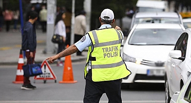 İzmir'de trafik kurallarına uymayan sürücülere ceza yağdı