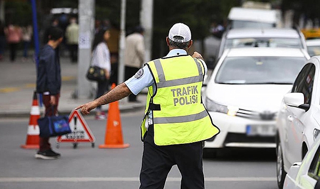 İzmir'de trafik kurallarına uymayan sürücülere ceza yağdı