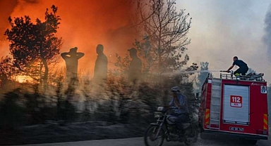 İzmir'in Kınık ilçesinde yangın devam ediyor
