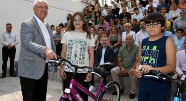 İzmir Karabağlar'da başarılı öğrencilere bisiklet