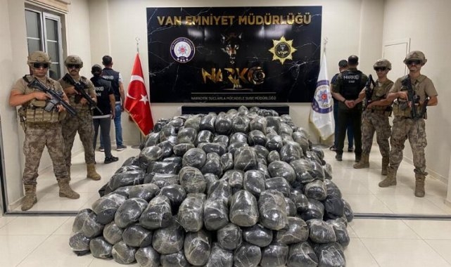 Van&#039;da 3 tona yakın toz esrar ele geçirildi