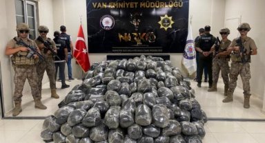 Van'da 3 tona yakın toz esrar ele geçirildi