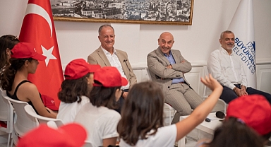 Adıyamanlı depremzede çocuklardan Başkan Soyer'e teşekkür