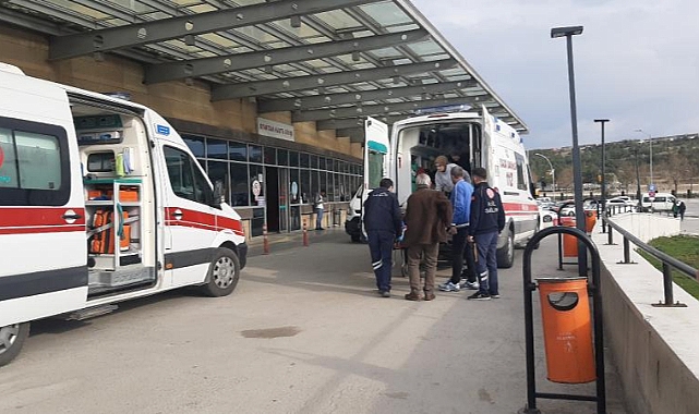 Afyonkarahisar'da otomobil ağaca çarptı: 2 ölü