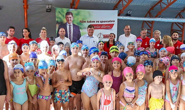 Başkan Tugay, “Ayda 1100 çocuğumuza yüzme öğretiyoruz”
