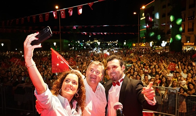 Çeşme Büyük Zaferi Coşkuyla Kutladı