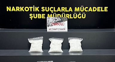 İzmir'de uyuşturucu evine polis baskını