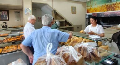 Karabağlar'da asfaltlama sıcak dinlemiyor