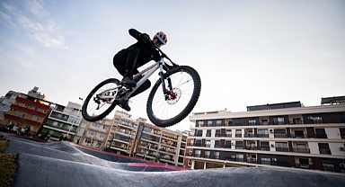 Karşıyaka’da pump track bisiklet parkuru yoğun ilgi görüyor