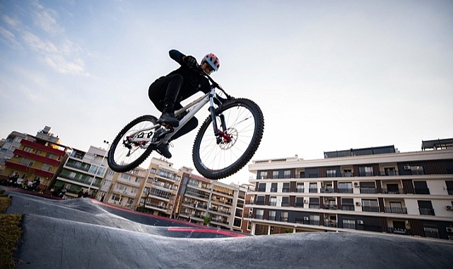 Karşıyaka’da pump track bisiklet parkuru yoğun ilgi görüyor